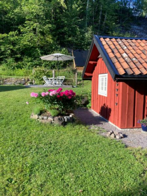 Nyrenoverad liten stuga i Marmorbruket, Kolmården